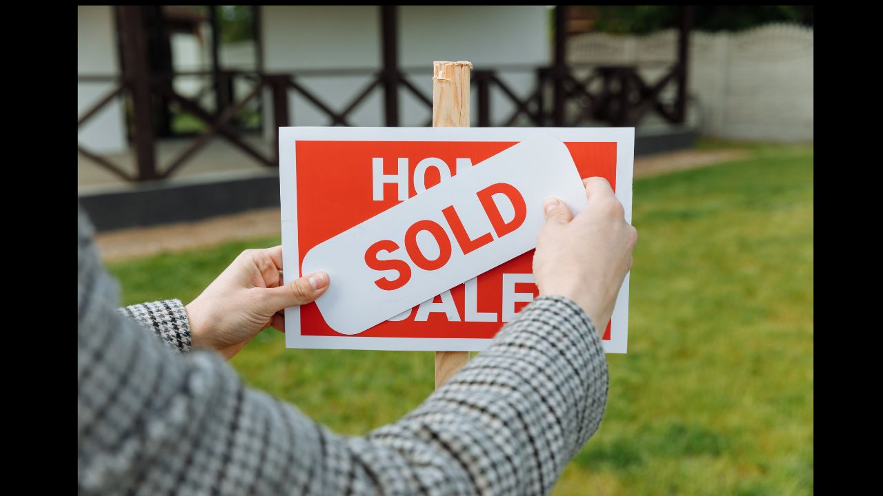 real estate listing agent